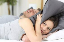 귀를-막고있는-여성