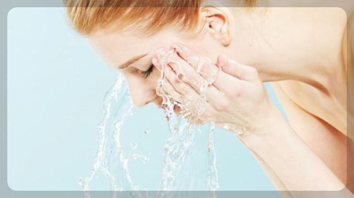 얼굴 세안하는 여성