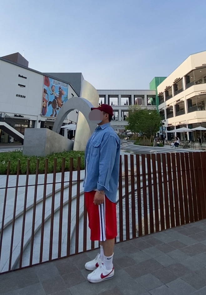 데일리룩('26. 5. 25.)윅 NEW YORK 빈티지 볼캡, 레테르코모 데님셔츠, 쿨탠다드 티셔츠, 삼칠칠플레이스 버뮤다 숏팬츠, 나이키양말, 나이키 코르테즈 베이직레더 흰빨파