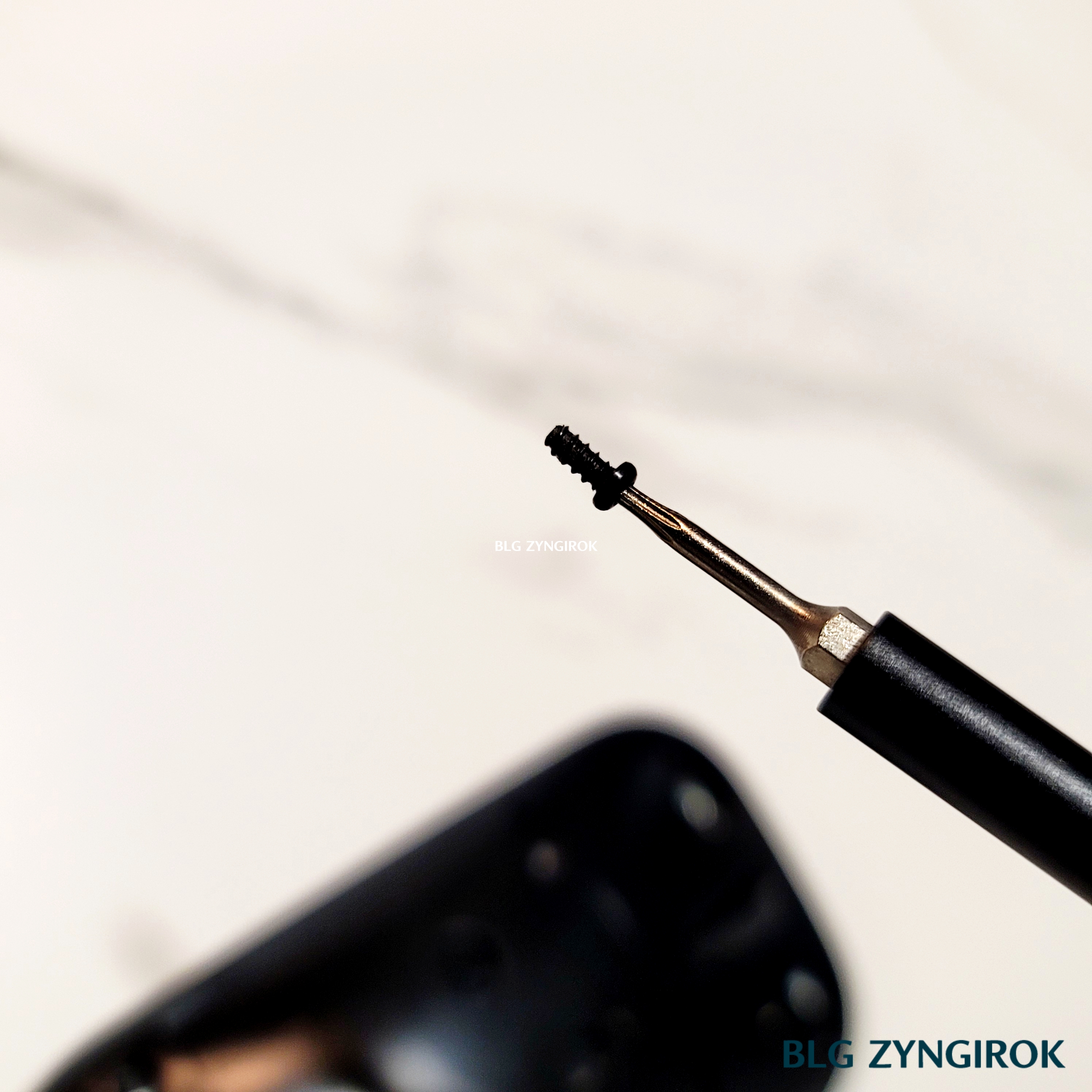 MS Design Mouse의 첫번째 나사를 분리했다