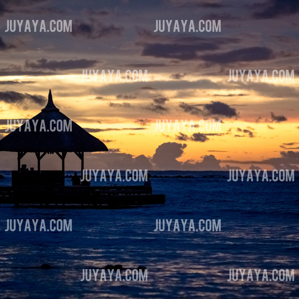 모리셔스 섬의 선셋 크루즈 풍경&amp;#44; 노을이 물든 하늘과 바다 위 정자가 어우러진 모습.