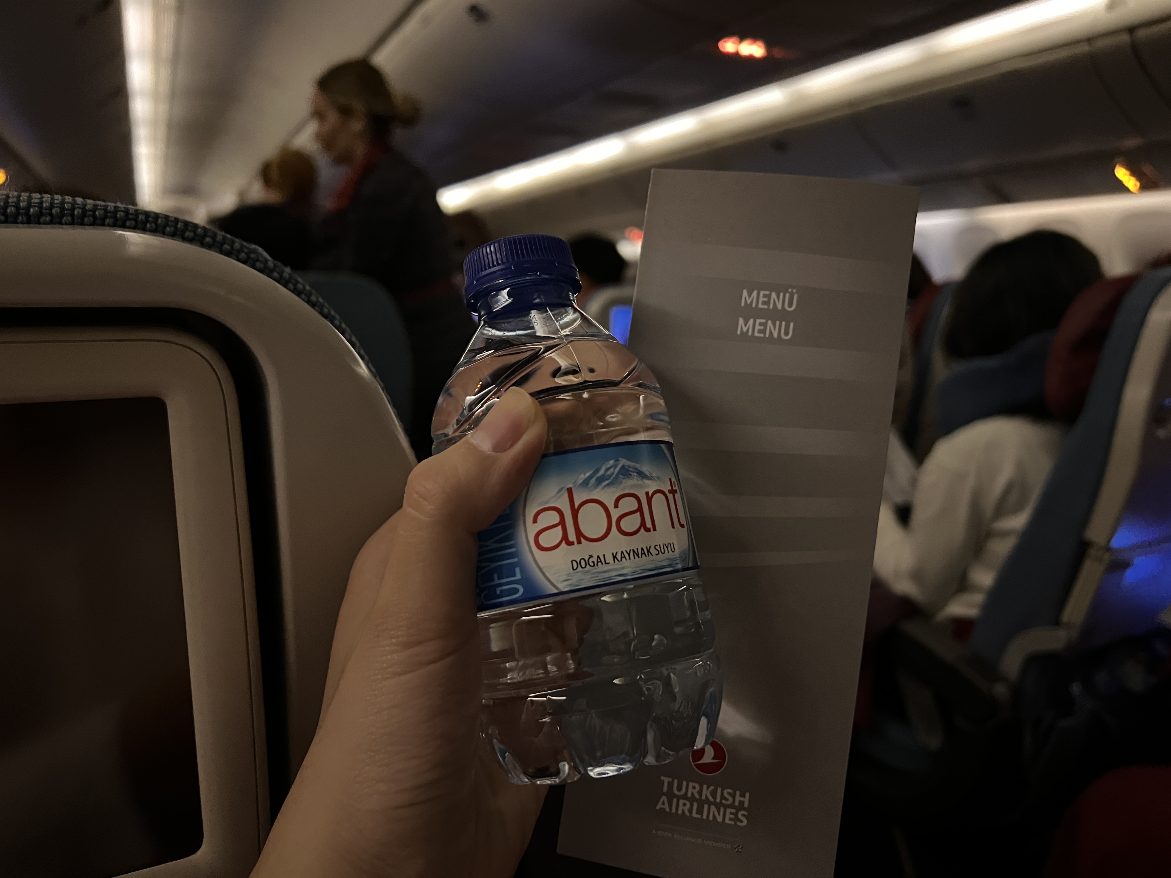 기내 대기 1시간 쯤 0시20분에 받은 물,메뉴