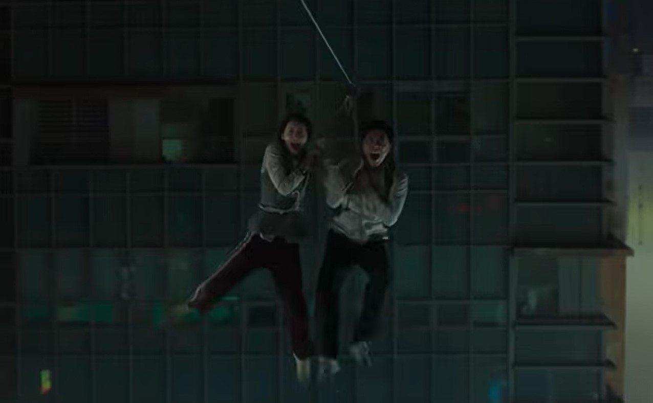 영화 엑시트 집라인 타워크레인 장면