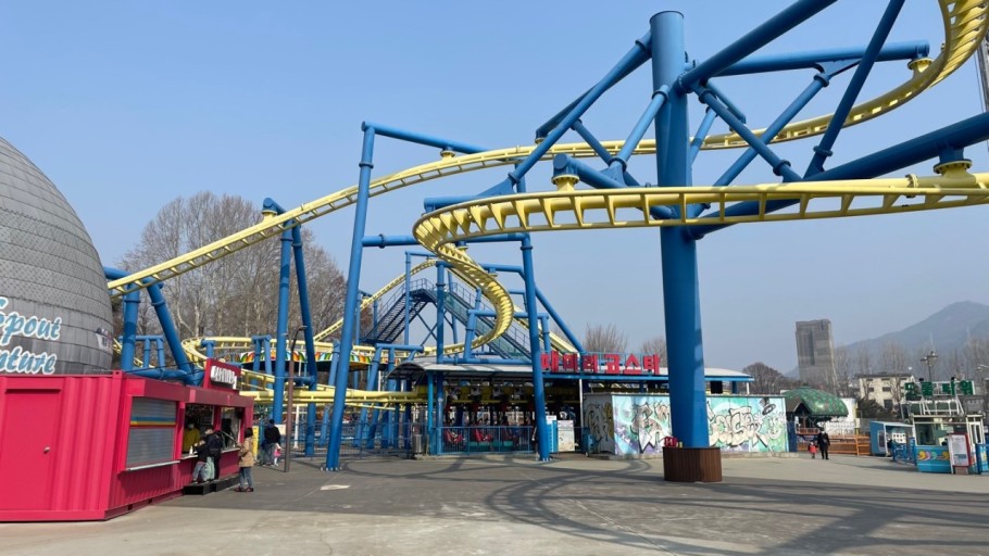 서울 어린이대공원 내 구불구불한 청룡열차 레일 전경