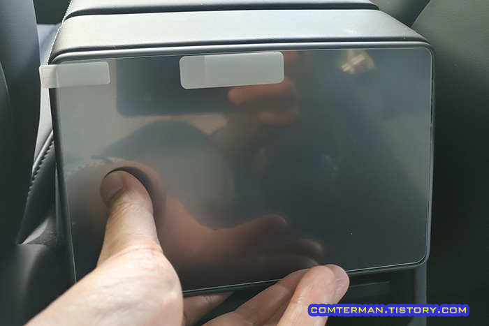 테슬라 조수석 모니터 강화유리 부착