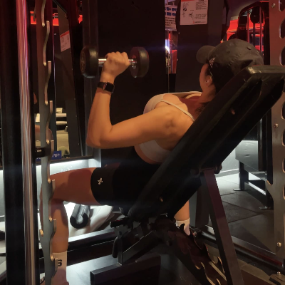 여성 헬스장에서 인클라인 덤벨 프레스 가슴 운동하는 사진