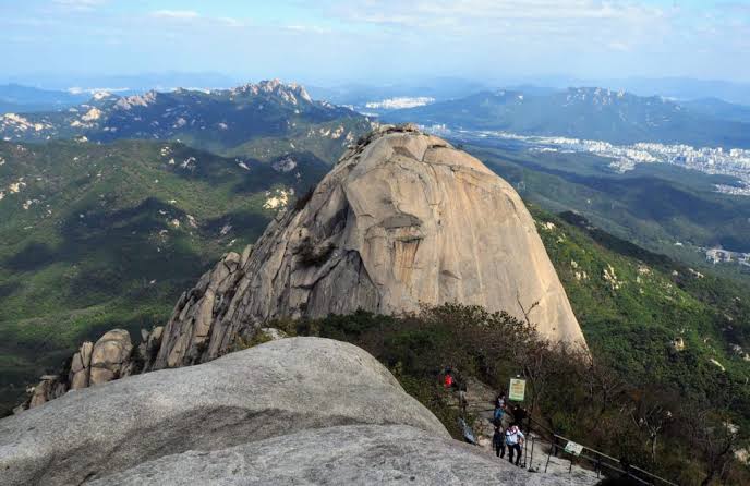 웅장한 화강암 암벽을 자랑하는 북한산의 최고봉, 백운대 주변 전경. 출처: Erika's Travelventures