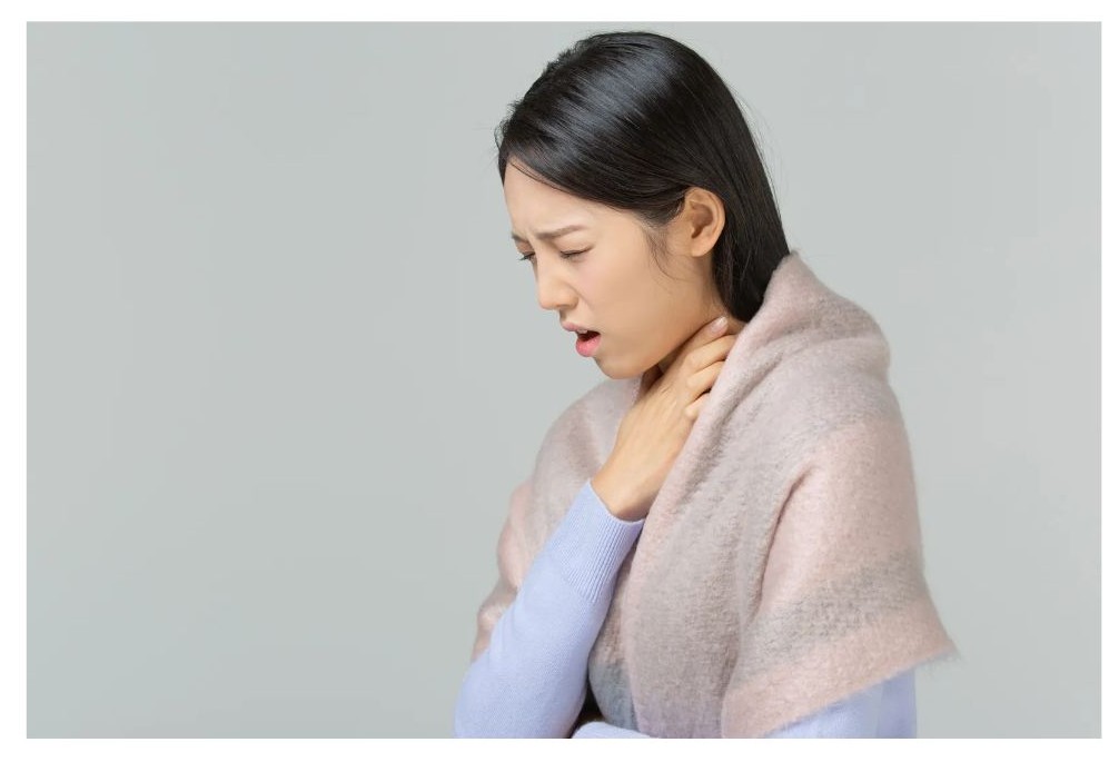 목 아픈 여자 이미지