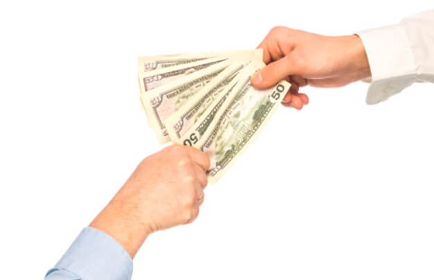 주로 임금 협상을 위해 파업이나 태업이 발생