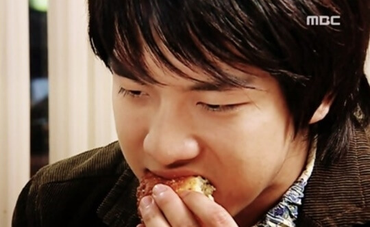 이승기 빵 먹는 사진