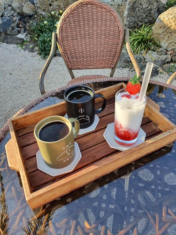 아메리카노와-딸기라떼