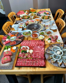 식당에서 먹는 모습의 이미지