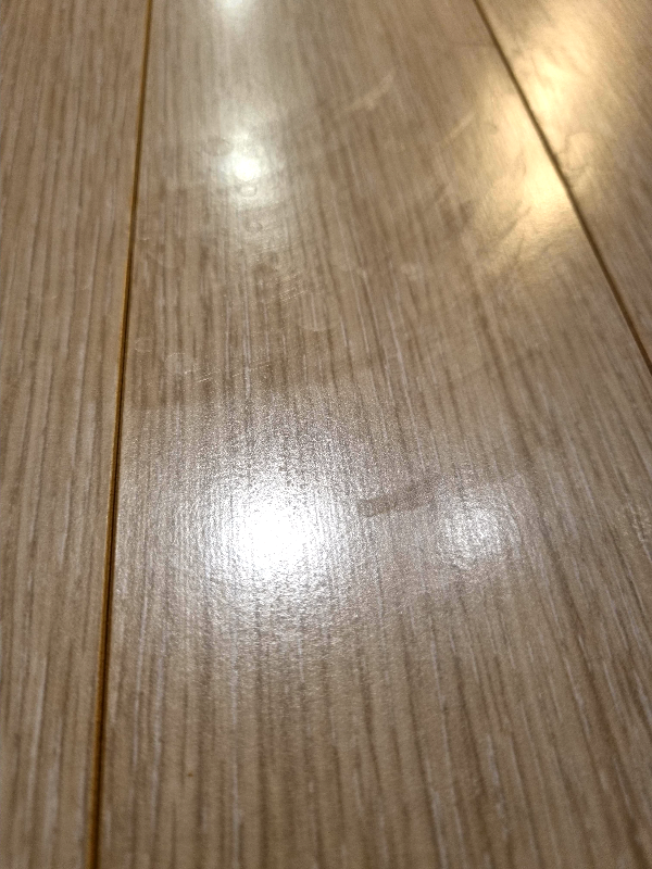 순간접착제를 바닥에 흘렸어요