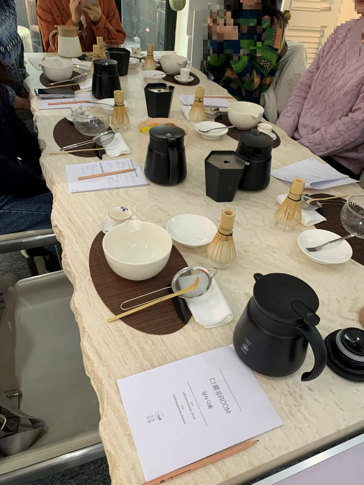 8인용책상-둘러앉은-사람과-테이블위-다기들