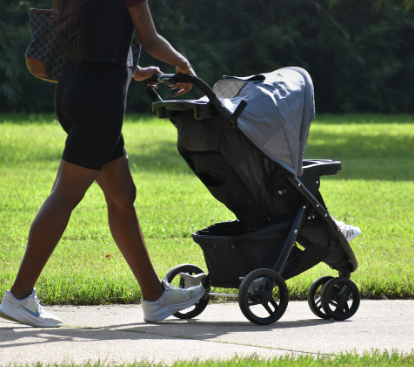 유모차 핸들 조절 기능의 필요성(키 차이, 조작 편의성, 부모 체형) 관련 사진
