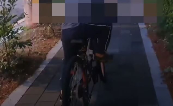 지난 3일 무단 조퇴를 제지하는 교감에게 뺨을 때리는 모습으로 논란이 된 전북 전주 한 초등학생 A군이 최근 남의 자전거를 훔쳐 타고다니다 경찰에 신고된 것으로 파악됐다. 사진은 당시 상황이 담긴 전북미래교육신문 유튜브 영상. [사진=전북미래교육신문 유튜브 캡처]