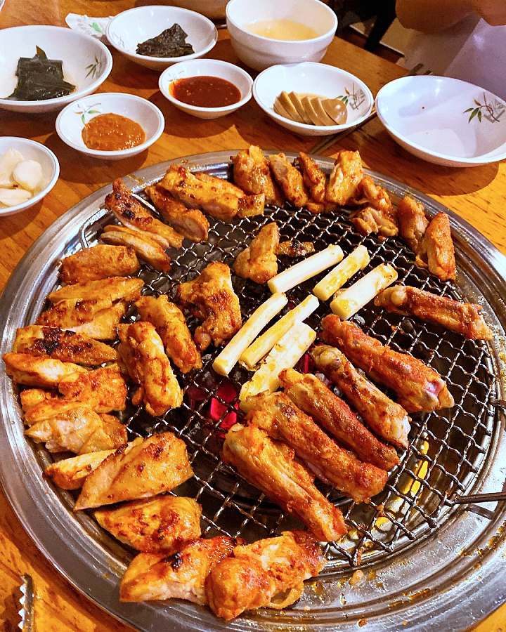 백반기행 박은영 편 숯불 닭갈비 닭목살 닭발 비빔 막국수 묵밥 관악 신림 맛집 소개