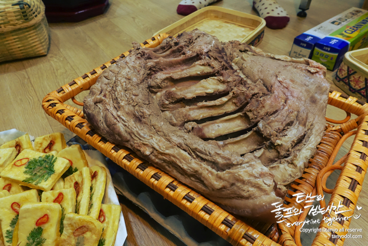 타뇨의셀프웨딩 타뇨 돌프 타뇨의돌프와걷는시간 부케 부토니에 목화부케 겨울부케 겨울결혼식 결혼식 한복드레스 한복 웨딩드레스 한복웨딩드레스 웨딩족두리 셀프웨딩 결혼준비 셀프웨딩메이크업 셀프웨딩헤어 웨딩브로치 면사포 쪽머리 다음블로거 구글애드센스 구글블로거 티스토리 파워블로그 이바지음식 답바지음식 전굽기 예쁜전 모듬전 자매전집 고기산적꼬치 깻잎완자전 표고완자전 버섯전 호박완자전