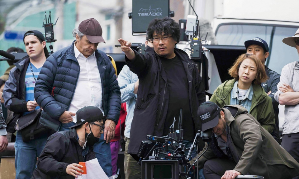 연출하는 봉준호 감독 이미지