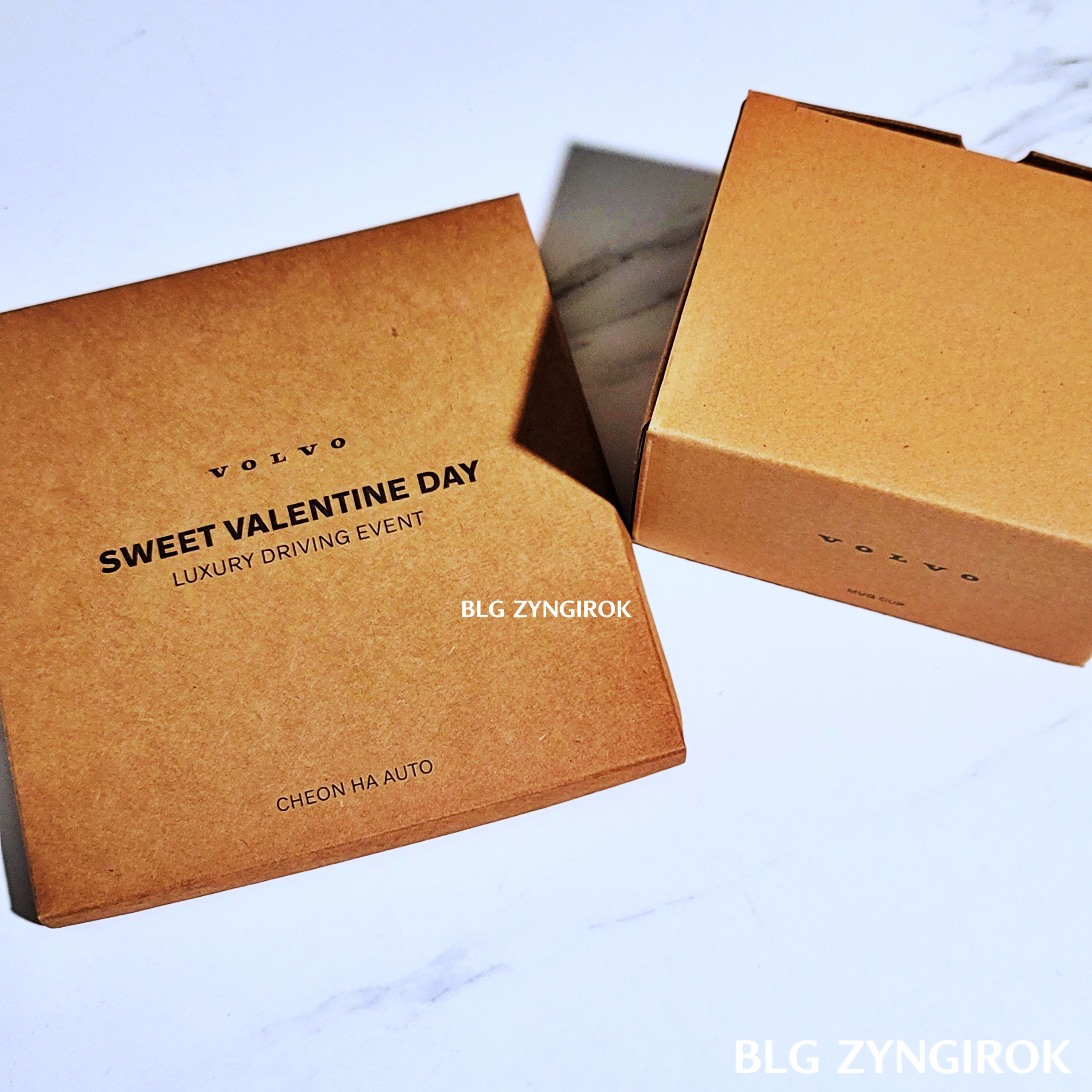 사은품 상자들이 테이블 위에 있다.