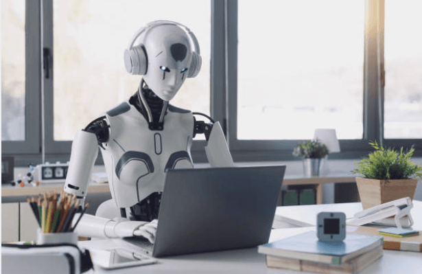 AI와 사람이 함께 키보드로 글을 작성하고&amp;#44; 인공지능 로봇이 노트북 앞에서 글을 쓰는 모습