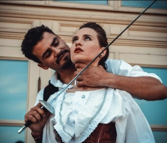 서부-영화에서-남성이-비겁하게-여성의-목에-칼을-들이대며-협박하는-모습