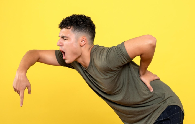 허리통증을 느끼는 남성