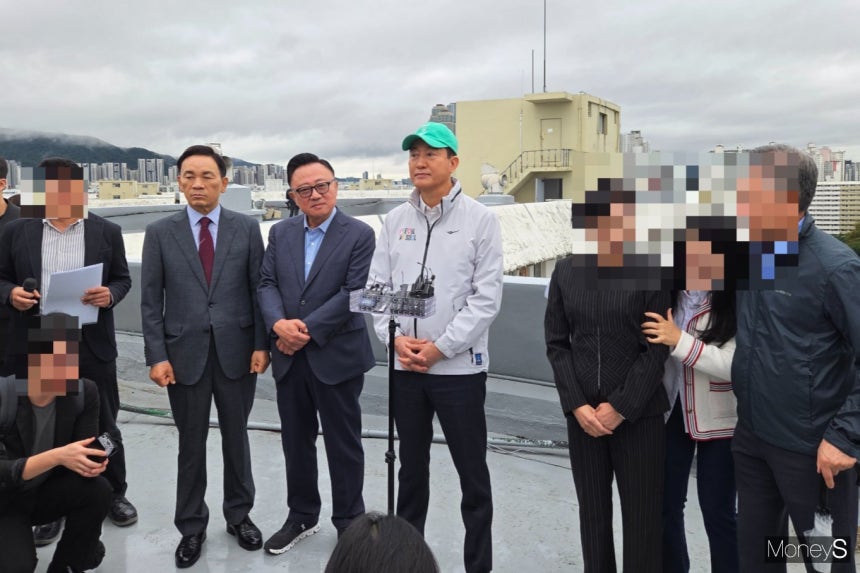 서울시는 은마아파트 재건축을 시작으로 '신통기획 시즌2'를 본격화해 2031년까지 강남구 2만5000가구, 서울 전역 31만가구를 공급할 계획이다. 사진은 오세훈 서울시장이 취재진 앞에서 브리핑하는 모습.