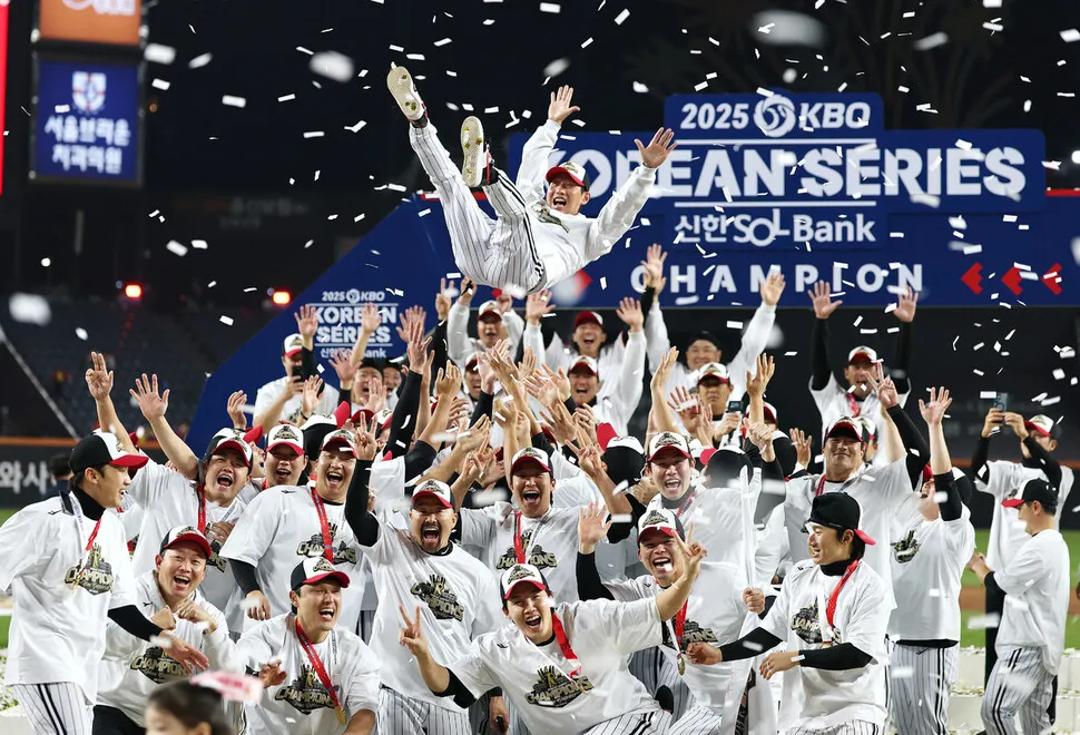 2025년 한국시리즈에서 우승한 LG 트윈스 선수들이 환호하며 염경엽 감독을 행가래하는 모습.