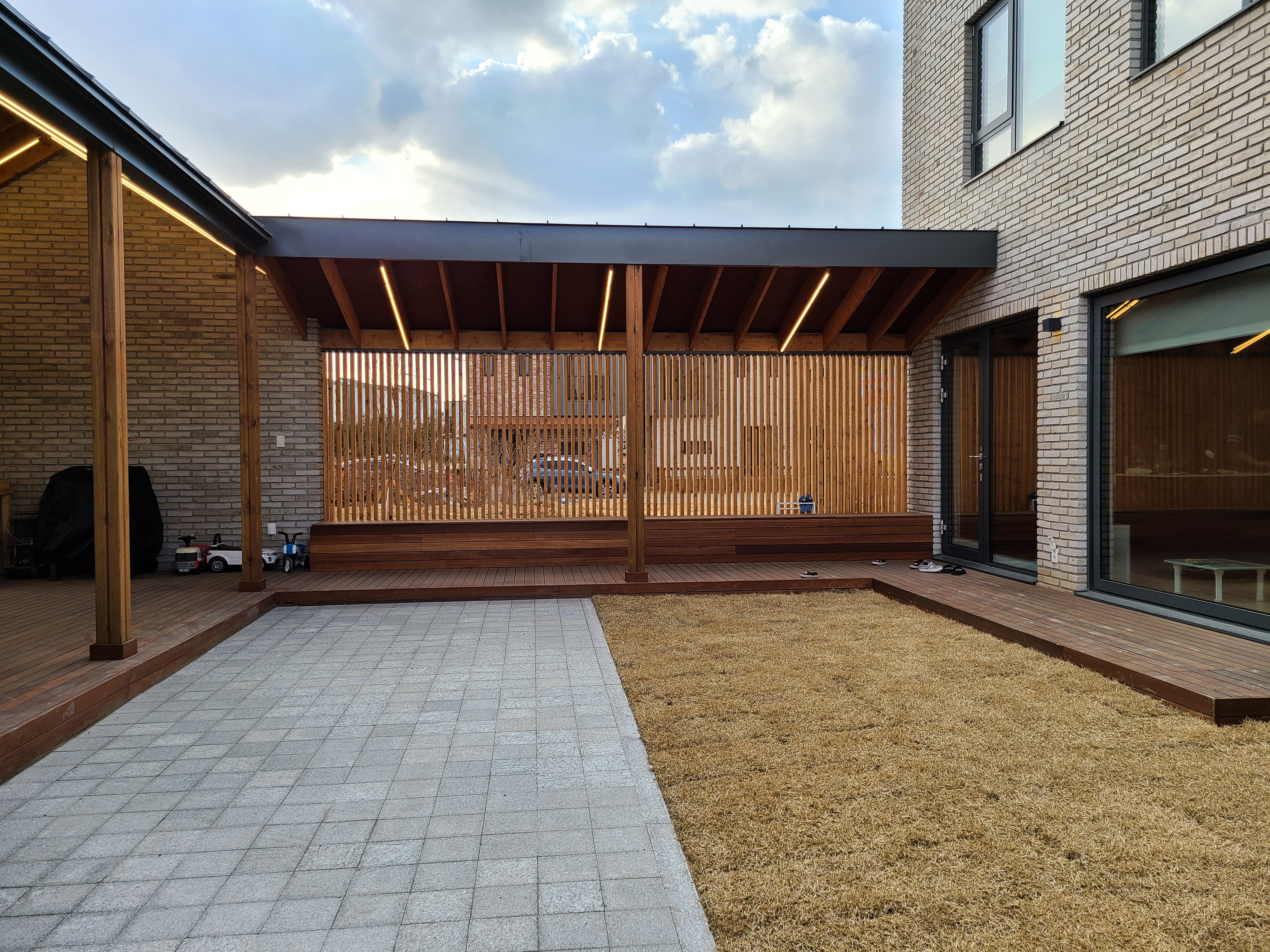 마당에 나무데크를 설치한 모습