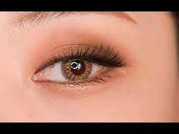 가을의 낭만을 담은 몽환적인 메이크업