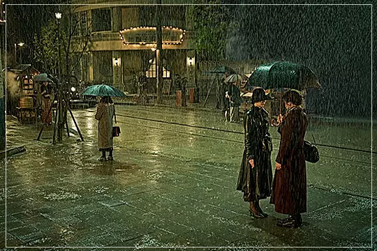 영화-유령-윤난영과-차경-비를-맞으면-접선하고-있다