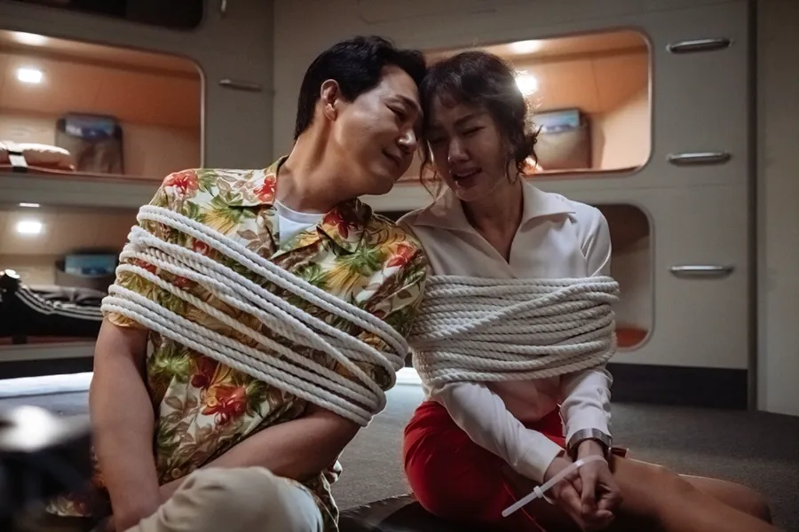 테러리스트에게 붙잡힌 미영(엄정화), 석환(박성웅)