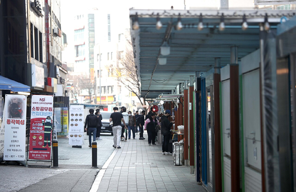 공무원 준비생들이 밀집해있는 서울 동작구 노량진의 컵밥거리가 한산한 모습을 보이고 있다. [사진=뉴시스]