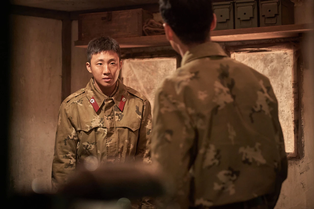 함께 탈주하자고 부탁하는 김동혁(홍사빈)