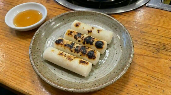 노릇노릇 구워진 가래떡 구이와 꿀