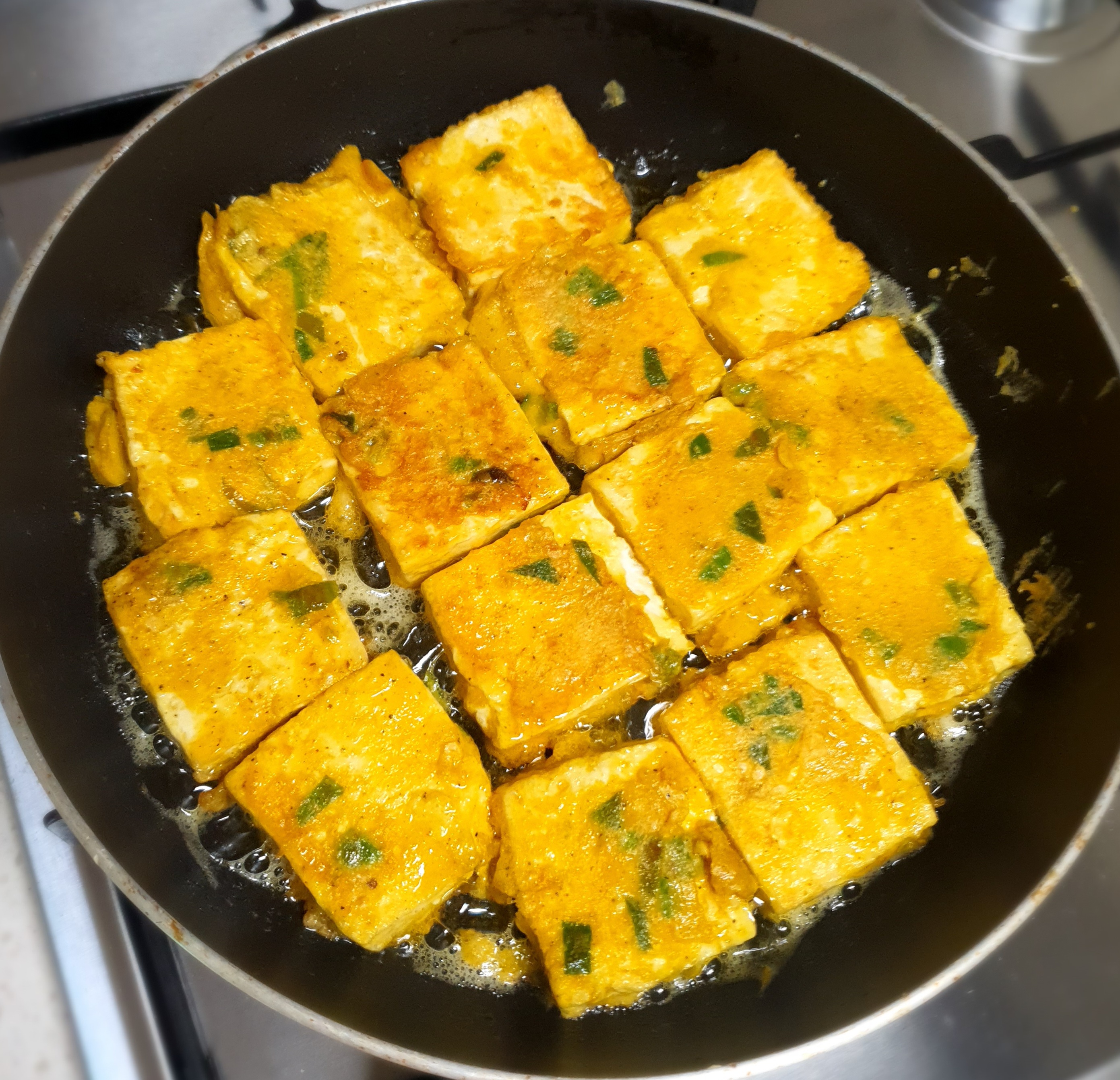 두부가-부숴지지-않게-잘-뒤집어-부쳐요.