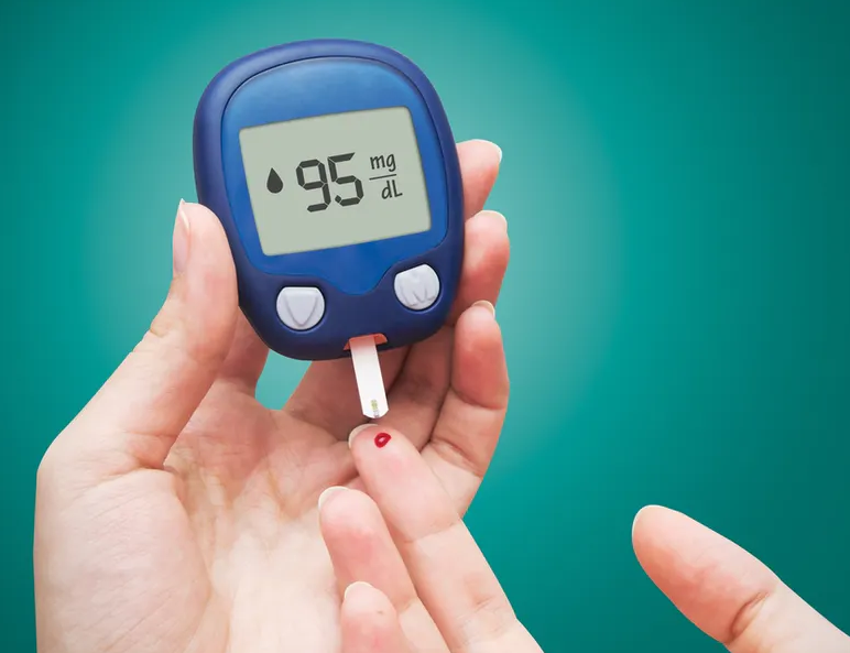 당뇨검사기를 이용해서 검사를 하고 있는 모습