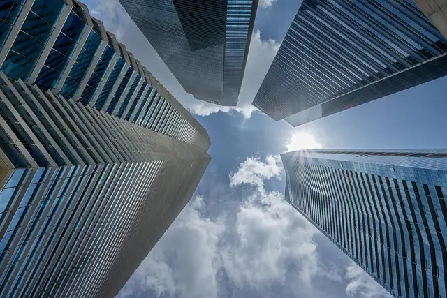 4대 금융지주 주주환원 계획과 정부 압박 상황을 상징하는 금융 건물 전경