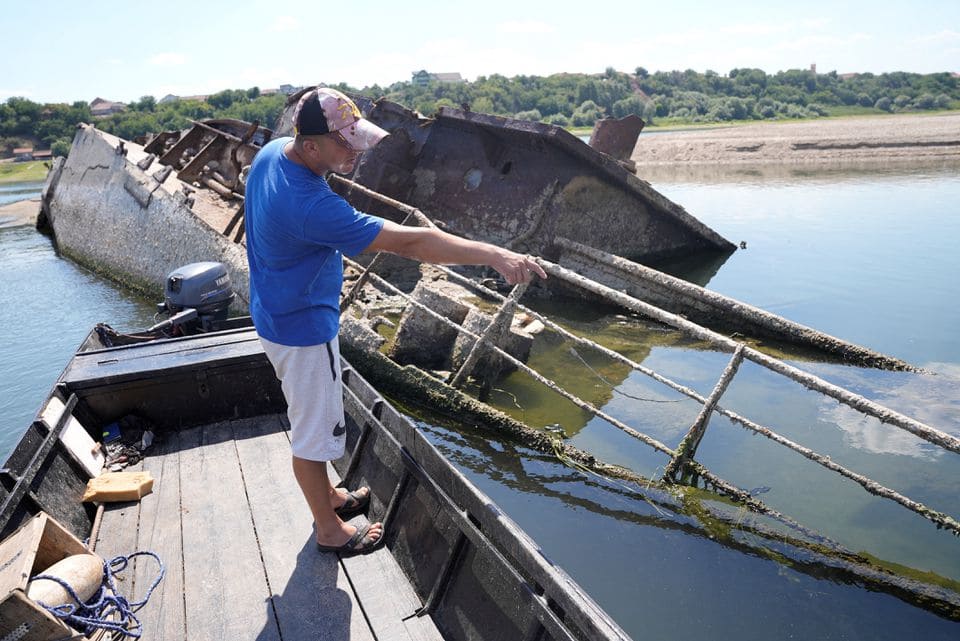 가뭄으로 수면 위로 드러난 2차 세계대전 독일 전함들 VIDEO: Low water levels on Danube reveal sunken WW2 German warships