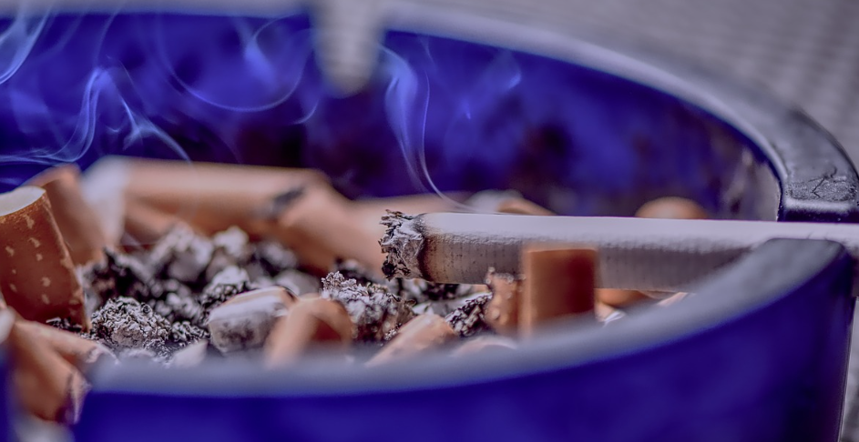 재털이 위에 담배들