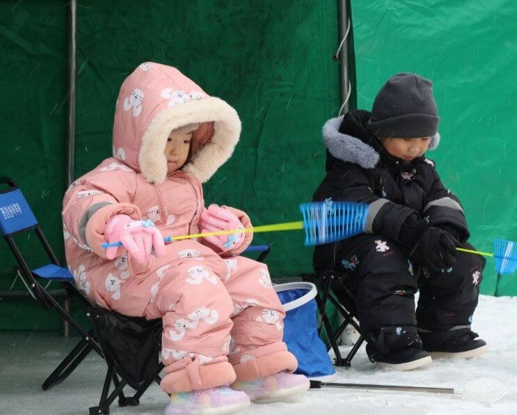 어린아이-둘이-송어낚시를-하고-있습니다.