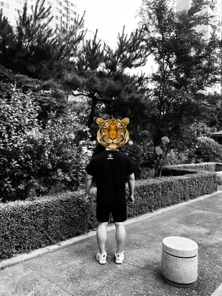 데일리 룩(오뭘입)_강경원 티셔츠, 강경원 레전드 티셔츠, 나이키 반바지, 뉴발란스 608 운동화 OOTD