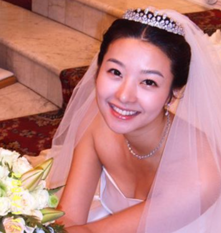 배우 송선미 프로필 사진│단정한 미소로 포즈를 취한 송선미