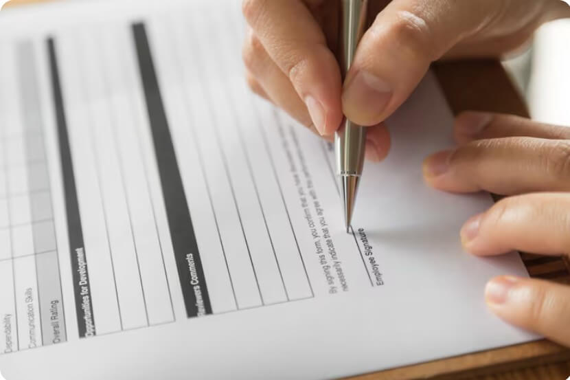 서류 심사하는 모습