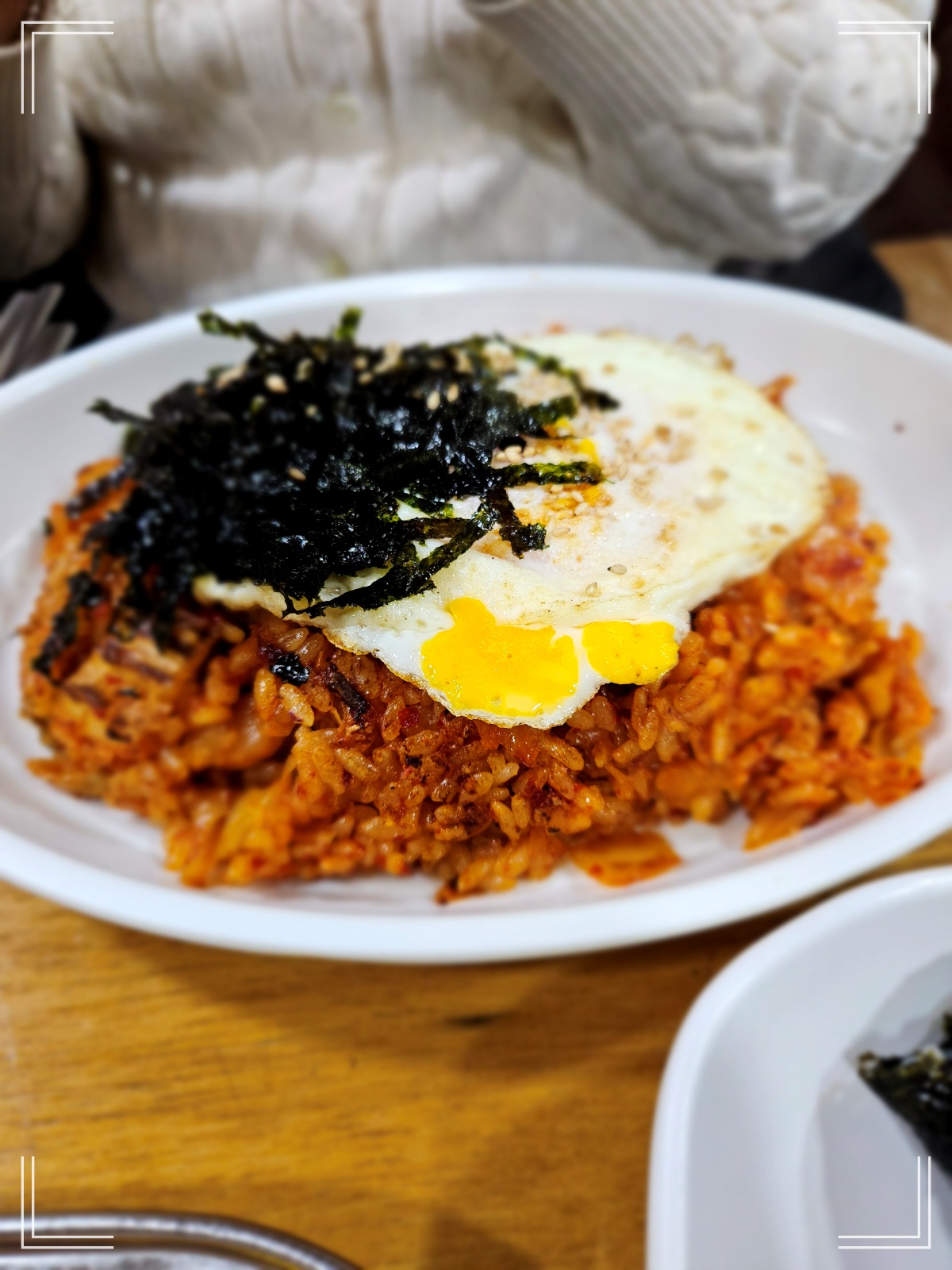김밥나라-잘 볶아진 김치볶음밥-계란후라이-김가루