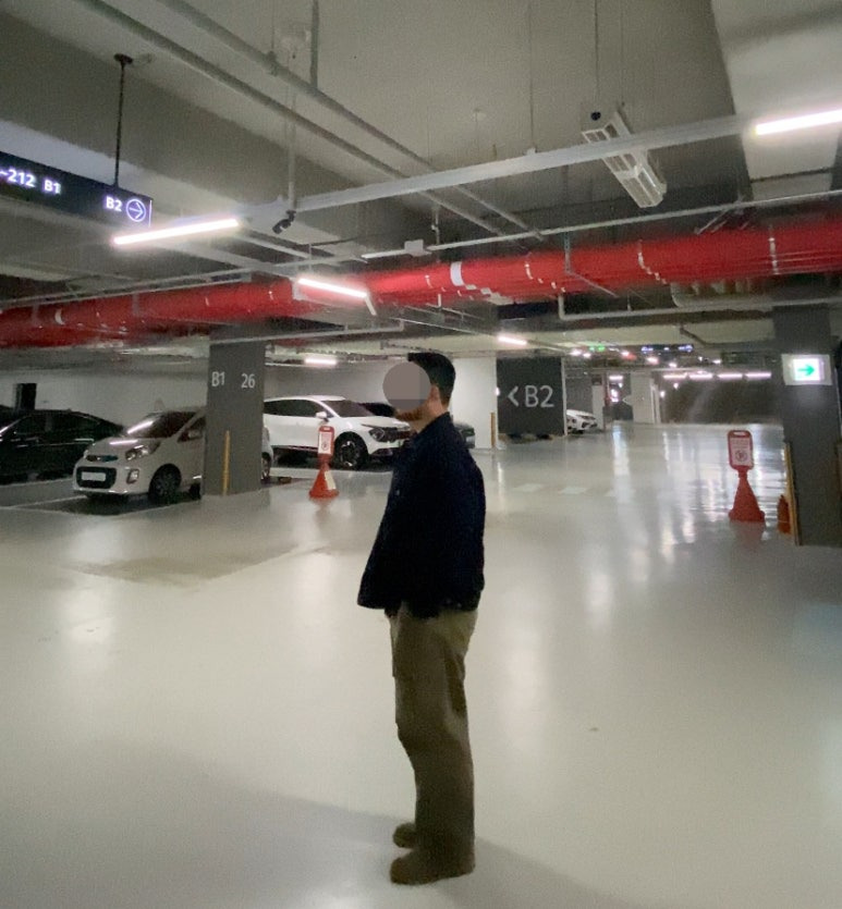 데일리룩('25. 11. 2.)무신사스탠다드 오버사이즈 데님 트러커 청재킷 인디고, 무신사스탠다드 릴렉스 크루넥 티셔츠 베이지, 프리즘웍스 카고 팬츠 카키, 언코즈 처카부츠 카키