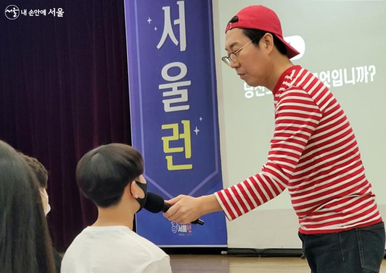 2부, 개그맨 김영철의 진로공감콘서트가 이어졌다.
