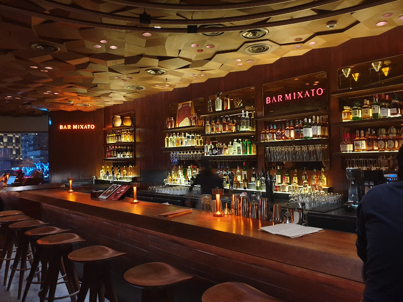 2층에는 칵테일바도 있다. 다양한 술들이 보인다.