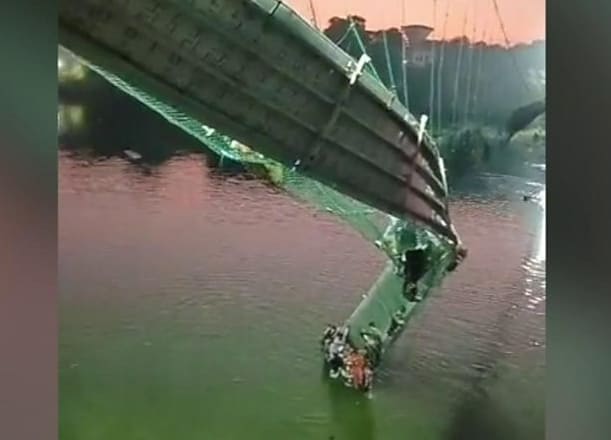 [속보] 인도교량 붕괴 대참사...최소 78명 사망 [Breaking ]VIDEO: India bridge collapse: Hundreds plunged into river and dozens killed in Gujarat